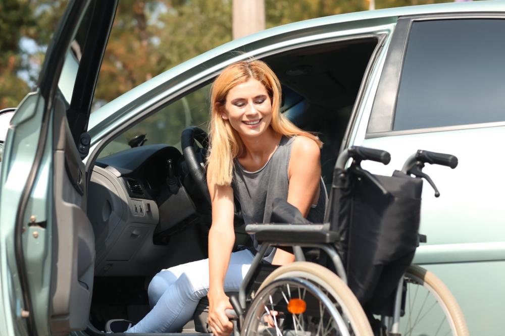 femme handicapée montant dans une voiture